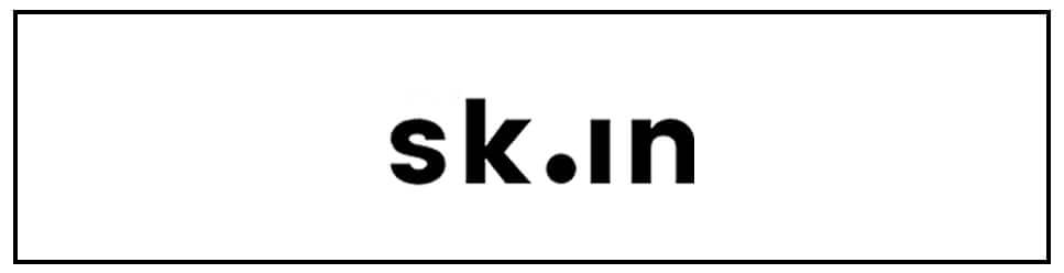 A black and white image of the word skn.