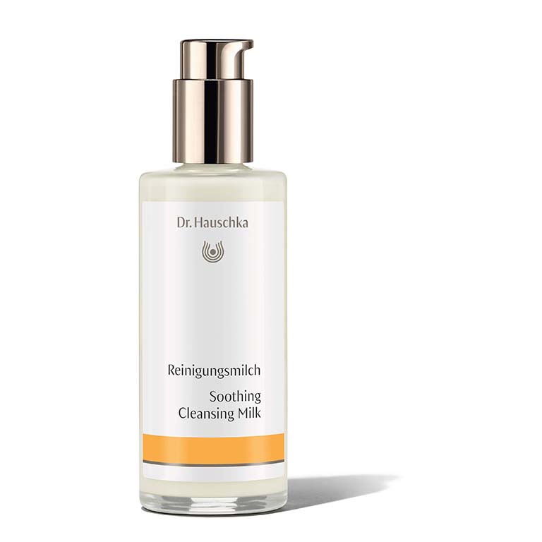 Dr.Hauschka - Bergamot Cleansing Oil is a soothing cleansing milk that comes in a 145ml bottle.